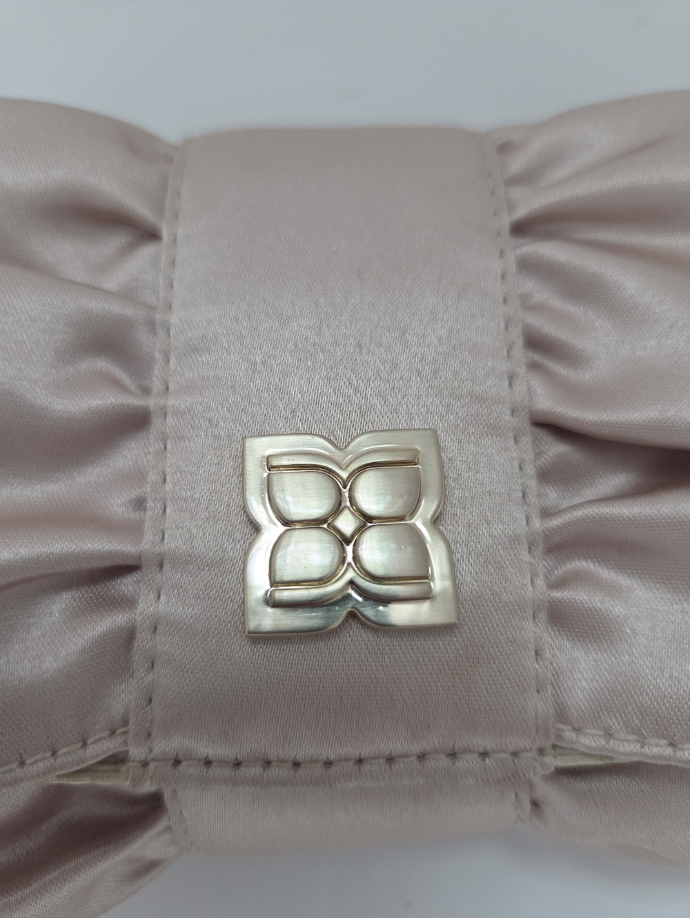 ✨️ BCBGMAXAZRIA Satin Bow Clutch Wristlet | Champagne Beige Evening Wedding Bag - Picture 4 of 11